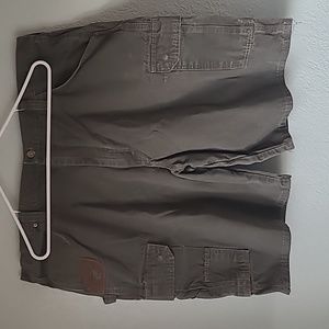 Wrangler Riggs mens olive green Shorts. Size 42. Great shape.